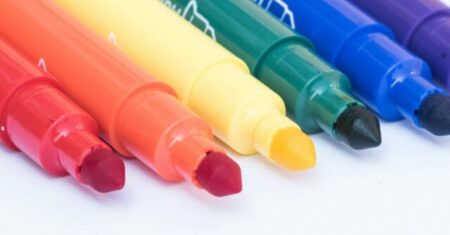 Canetinha: Cores Vibrantes e Expressão Artística em Suas Mãos